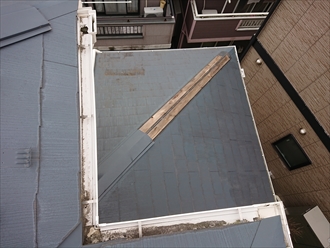 横浜市港北区篠原町にて経年劣化により下屋根棟板金が飛散、下地も腐食している時は棟板金交換工事を行いましょう