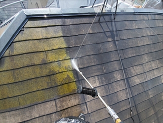 スレート屋根塗装前に表面を洗浄