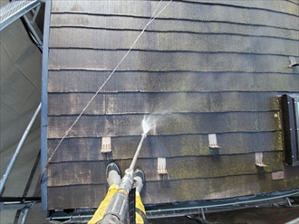 屋根塗装前に表面を洗浄