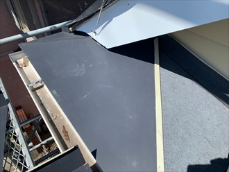 新しい屋根の取付はガルバリウム鋼板を現地加工
