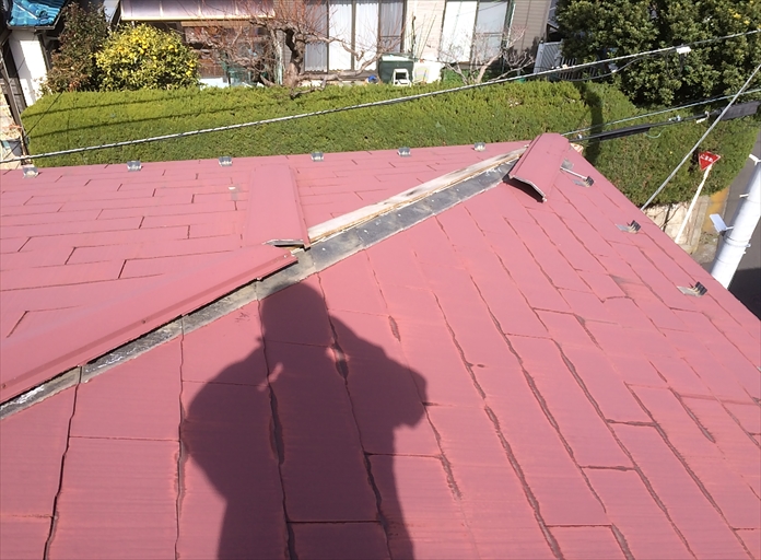 スレート屋根の棟が破損