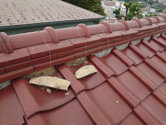 横浜市西区東久保町にて瓦屋根の調査、棟瓦と屋根下地に劣化が見られたため屋根葺き替え工事をご提案