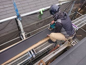 電動カッターで屋根材の大きさを調整していきます