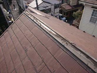 横浜市金沢区能見台にて、強風による棟板金飛散被害調査