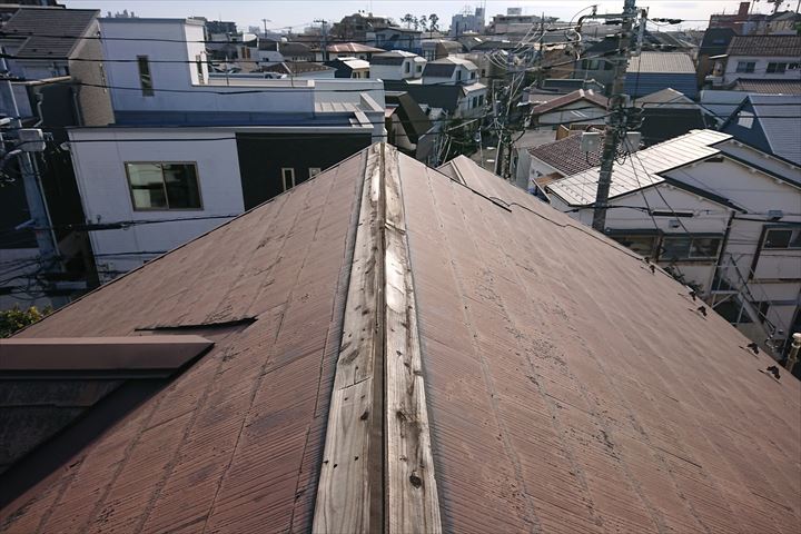 頂上部の棟板金が全て剝がれ落ちています