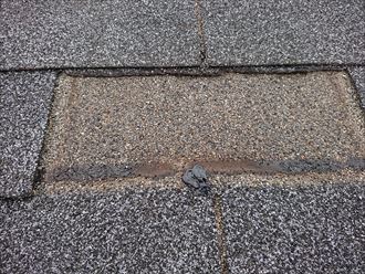 釘だけ残して屋根材が剝がれ落ちています