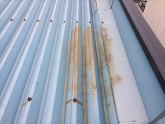 折板屋根は錆びる前に塗装