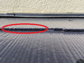 屋根材のスレートとスレートの間に隙間があります