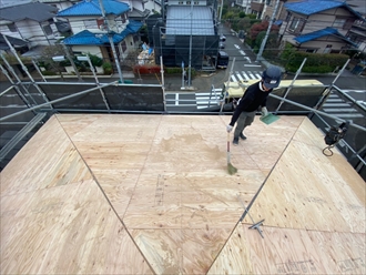 新しい野地板の表面を清掃