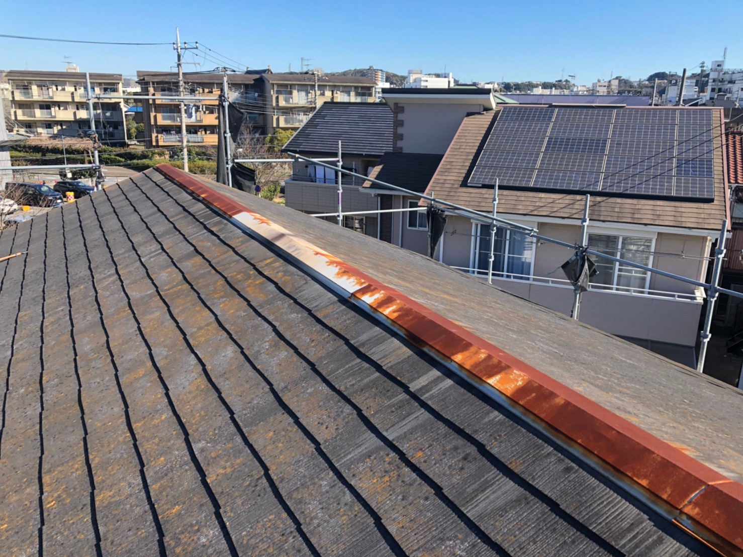 横浜市港南区上大岡東で錆び出したスレート屋根の棟板金を 棟板金交換工事で新しくしました