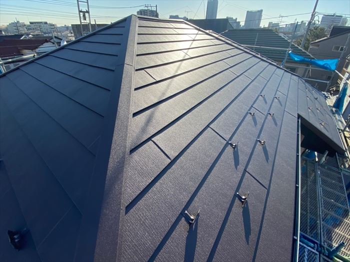 人気の高いガルバリウム鋼板屋根材の種類とジンカリウム鋼板との違いを徹底解説