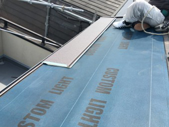 屋根カバー工法の手順　屋根材設置