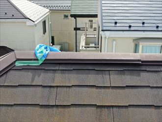 横浜市神奈川区片倉のお住まいの屋根で浮き上がった棟板金はブルーシートで養生されていました