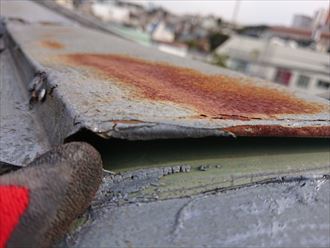 屋根材と板金の間には大きな隙間が出来ています