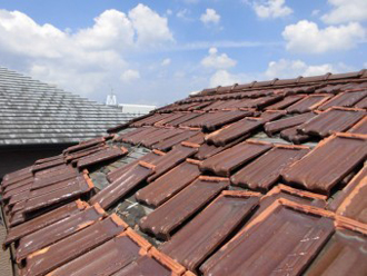 地震の揺れで瓦が外れている