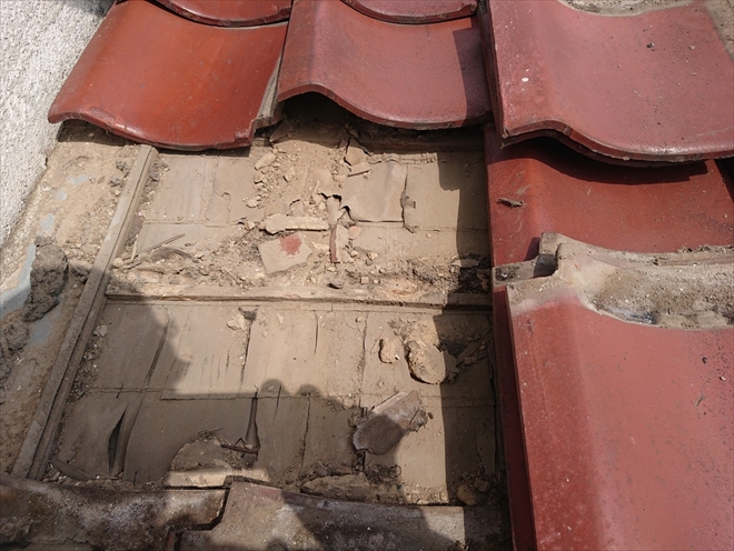 座間市ひばりが丘にてマンサード納めの屋根から化粧スレートが落下 面葺き直し工事にて復旧工事 横浜の屋根工事 屋根リフォーム 屋根塗装は街の屋根 やさん横浜