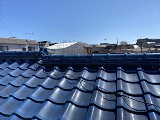 横浜市神奈川区白幡西町のお住まいの瓦屋根では、漆喰の劣化により棟瓦がズレてしまっていました
