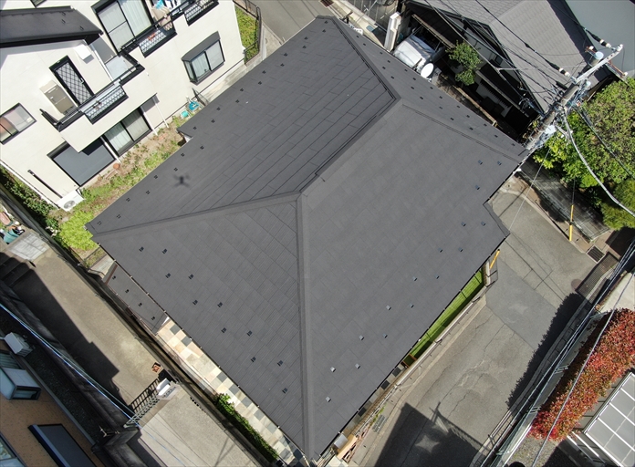 エコグラーニブラックオニキスを使用した屋根カバー工事をドローンで撮影