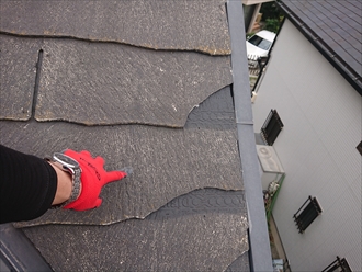 横浜市都筑区牛久保にてスレート屋根調査、ノンアスベストスレートの中には塗装でのメンテナンスが無駄になる商品もございます