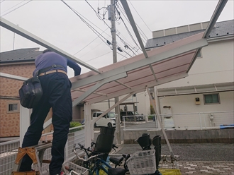 川崎市多摩区生田で強風で飛ばされた駐輪場の屋根をポリカーボネートで張り替えます