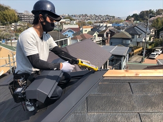 棟板金を合わせてコーキング