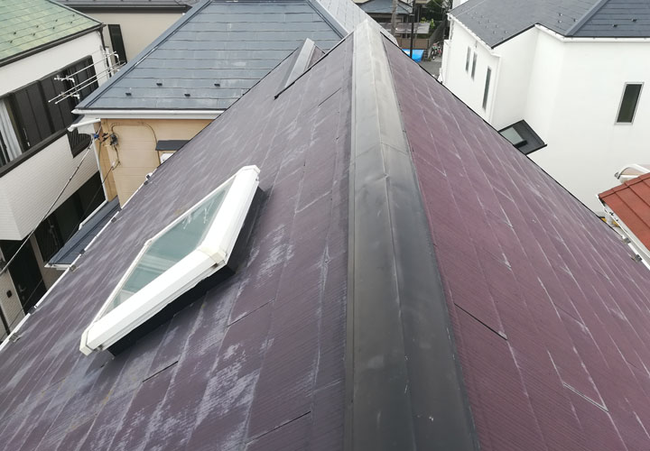 雨漏りが発生している天窓付きのスレート屋根