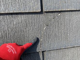 スレート材が欠落してしまった横浜市鶴見区下野谷町のお住まいに、屋根カバー工法をご提案
