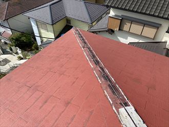 棟板金が一部飛散してしまった横浜市青葉区梅が丘のお住まいでは、その他の板金箇所の下地木材も腐食が進んでおりました