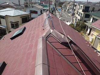 横浜市旭区小高町のお住まいの棟板金は、落下や飛散の危険が非常に高い状態でした