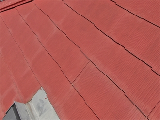 横浜市泉区中田南で過去に塗装されたスレート屋根の調査、塗膜は艶を失い傷んでおりました