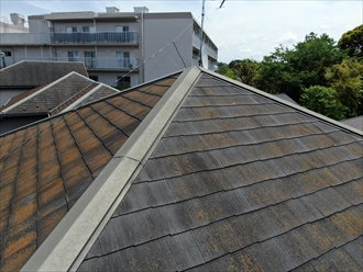 横浜市都筑区茅ヶ崎東で築１８年のスレート屋根を点検、スレートの表面が傷んで棟板金が無くなっておりました