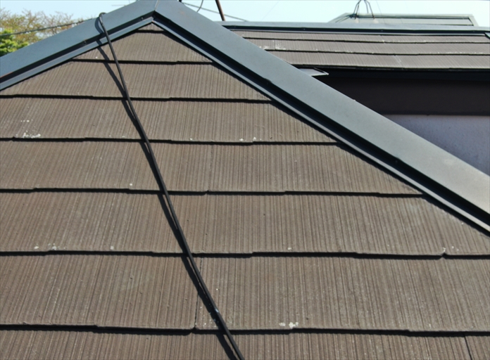 横浜市緑区上山でスレート屋根の点検、過去に塗られた塗膜が剥がれて白くなっておりました
