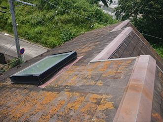 川崎市幸区東小倉のお住まいのスレート屋根には、苔の繁殖が全体に広がっており、棟板金にも危険な劣化症状が確認されました