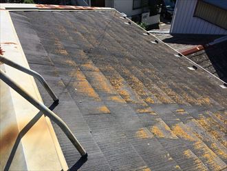 塗膜の劣化が目立つ屋根表面