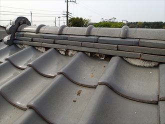 茅ヶ崎市松風台にて瓦屋根の漆喰が剥がれ、土が流れ出ていました