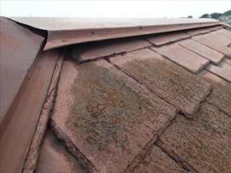 棟板金が浮いて発生した屋根との隙間