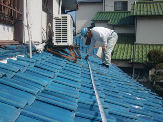 現地調査では可能な限り屋根に上って確認します