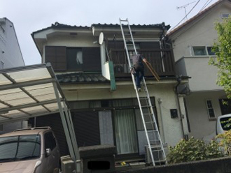 現地調査ではしごを使って屋根に上る