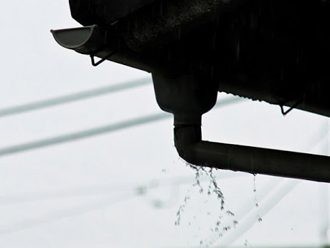 雨樋から雨水がオーバーフローしている