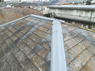 塗膜の劣化が目立つスレート屋根