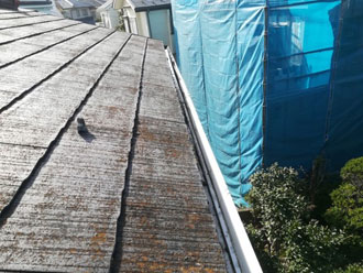 藤沢市辻堂東海岸にて屋根点検、スレート屋根が色褪せて藻が発生していました