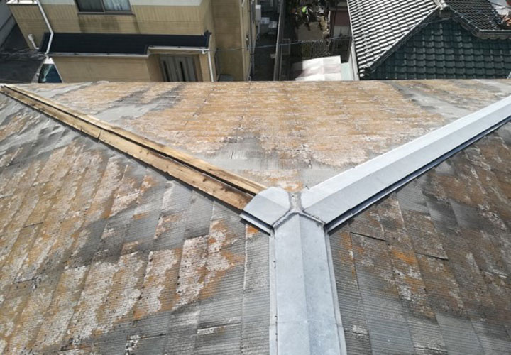横浜市泉区和泉中央南にてスレート屋根の棟板金が剥がれ、塗膜の劣化も見られます