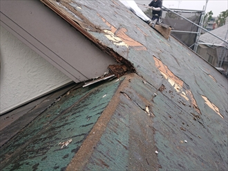 屋根が入り組んだ部分に雨漏りがあります