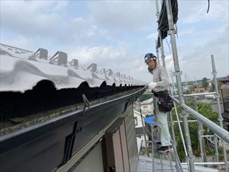 既存の雨樋を外していきます