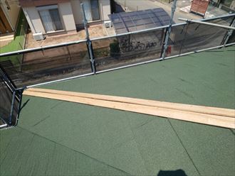 シーラー取り付け後、貫板を屋根に固定