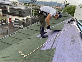 屋根面に合わせてエコグラーニを加工