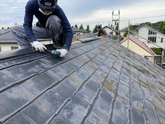 既存の棟板金を撤去