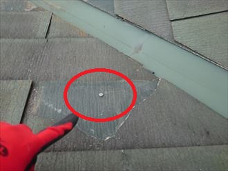 屋根材を固定している釘が露出しています