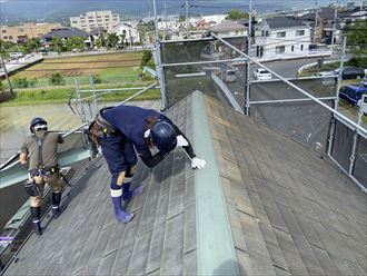 棟板金を固定している釘を抜いていきます