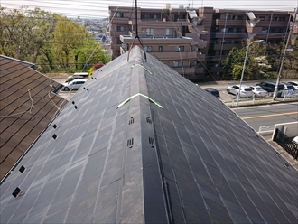 屋根に上がると養生テープが棟板金に張られていた